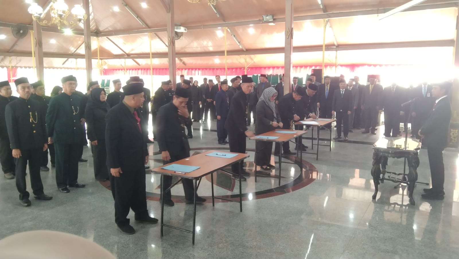 Keterangan Foto: Pengambilan sumpah jabatan pejabat eselon II dan III di lingkungan Pemerintah Kabupaten Bangkalan.