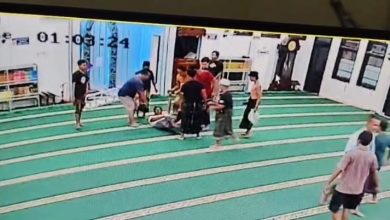 ODGJ di Sampang diamankan warga dan pihak kepolisian setelah memberi pengumuman Kiamat di Masjid Al-istianah di tengah malam. (Ist)