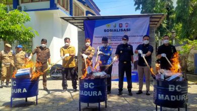 DIMUSNAHKAN – Wakil Bupati Sampang bersama Bea Cukai Madura dan Satpol PP memusnahkan barang bukti rokok ilegal di Kantor Bappeda Sampang, Rabu (17/12/2025).