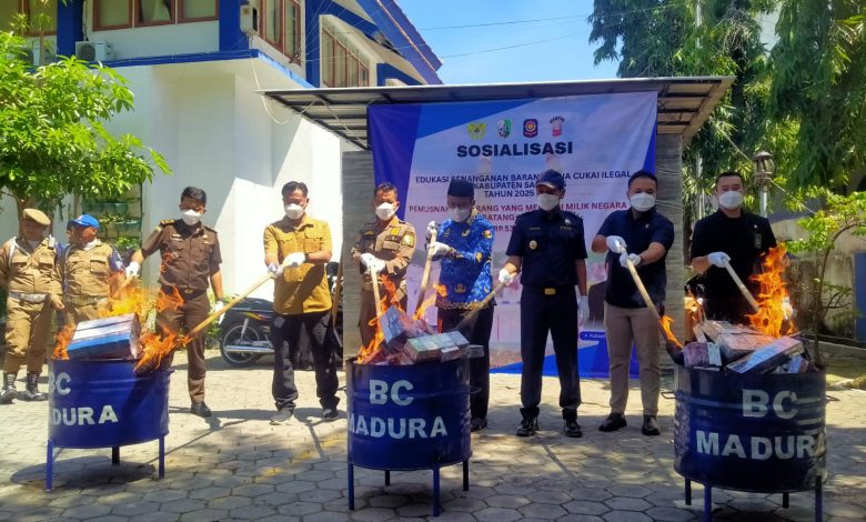 DIMUSNAHKAN – Wakil Bupati Sampang bersama Bea Cukai Madura dan Satpol PP memusnahkan barang bukti rokok ilegal di Kantor Bappeda Sampang, Rabu (17/12/2025).