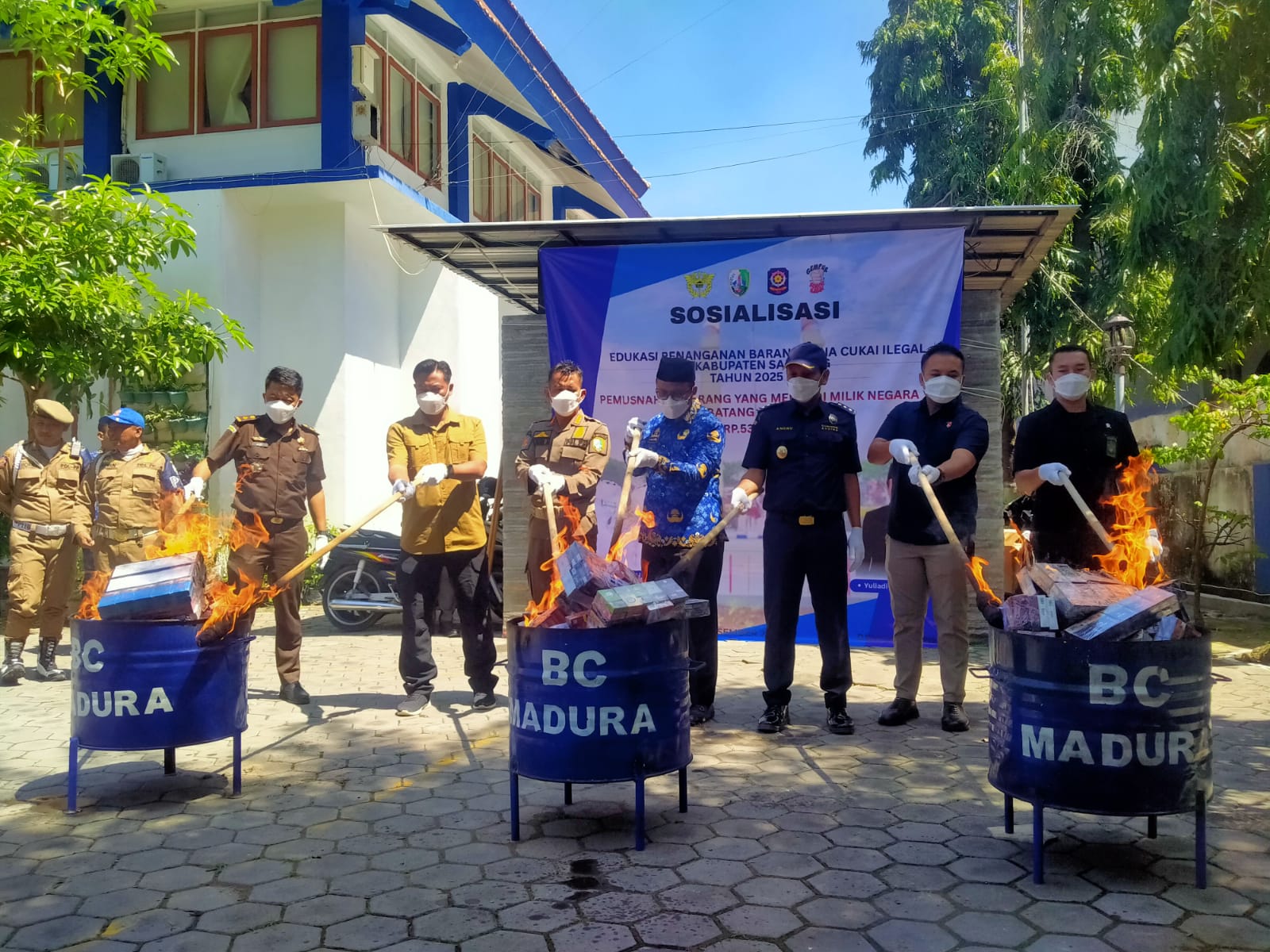 DIMUSNAHKAN – Wakil Bupati Sampang bersama Bea Cukai Madura dan Satpol PP memusnahkan barang bukti rokok ilegal di Kantor Bappeda Sampang, Rabu (17/12/2025).