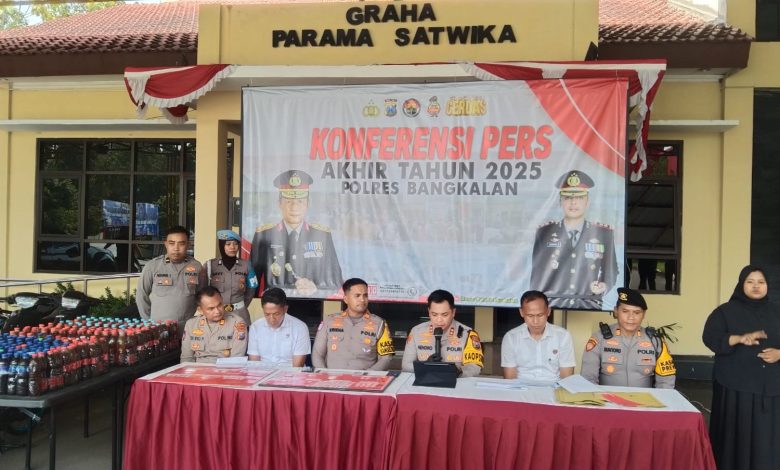 Keterangan foto: Kapolres Bangkalan dan jajaran PJU menggelar konferensi pers akhir tahun 2025 di mapolres setempat