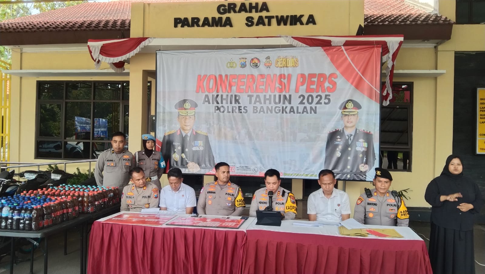Keterangan foto: Kapolres Bangkalan dan jajaran PJU menggelar konferensi pers akhir tahun 2025 di mapolres setempat