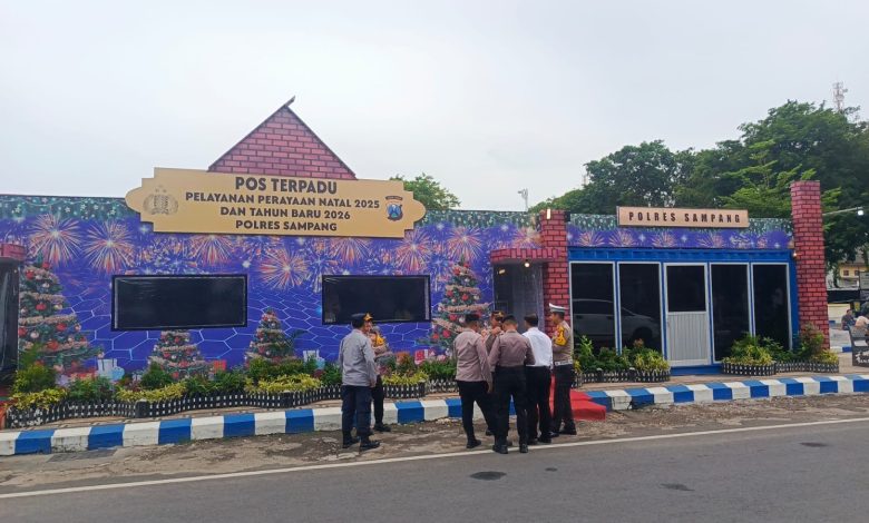 Petugas Polres Sampang berada di Pos Terpadu Pelayanan Natal 2025 dan Tahun Baru 2026 sebagai bagian dari kesiapsiagaan pengamanan Nataru di wilayah Kabupaten Sampang.