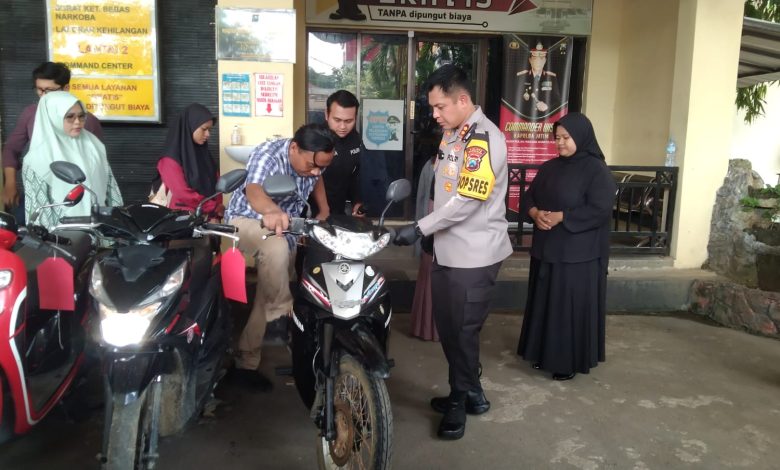 Kapolres Bangkalan AKBP Hendro Sukmono didampingi jajaran menyerahkan barang bukti sepeda motor hasil pengungkapan kasus kriminal kepada pemiliknya saat konferensi pers akhir tahun 2025 di Mapolres Bangkalan.