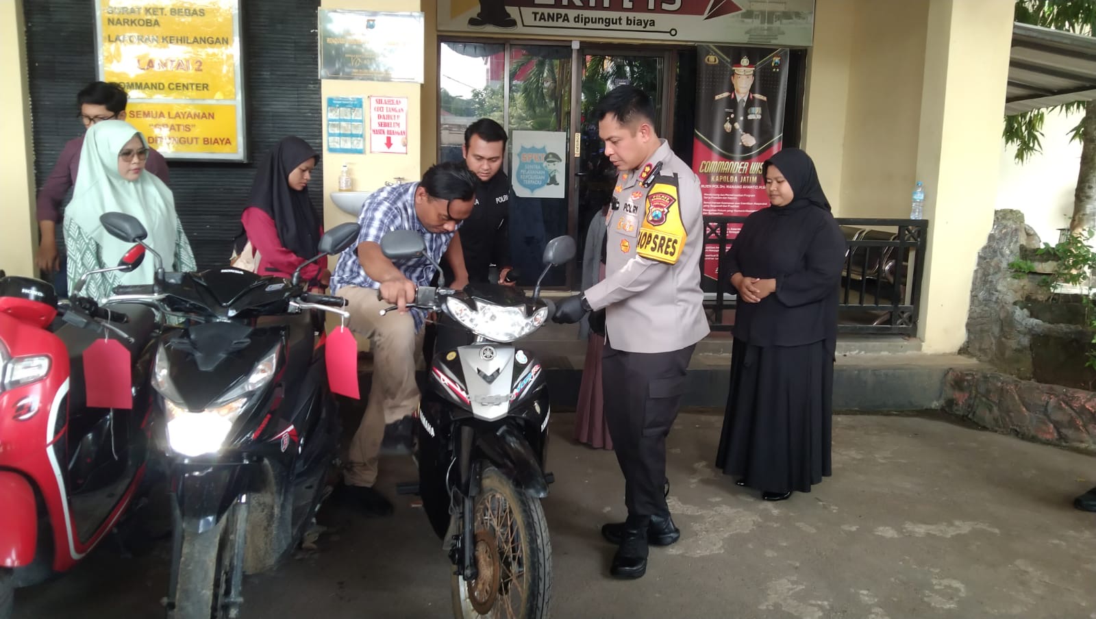 Kapolres Bangkalan AKBP Hendro Sukmono didampingi jajaran menyerahkan barang bukti sepeda motor hasil pengungkapan kasus kriminal kepada pemiliknya saat konferensi pers akhir tahun 2025 di Mapolres Bangkalan.