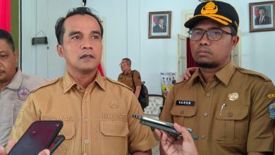Bupati Bangkalan, Lukman Hakim di dampingi Kepala Dinas Pendidikan Kabupaten Bangkalan, Moh. Ya’kub