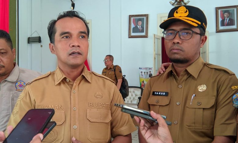 Bupati Bangkalan, Lukman Hakim di dampingi Kepala Dinas Pendidikan Kabupaten Bangkalan, Moh. Ya’kub