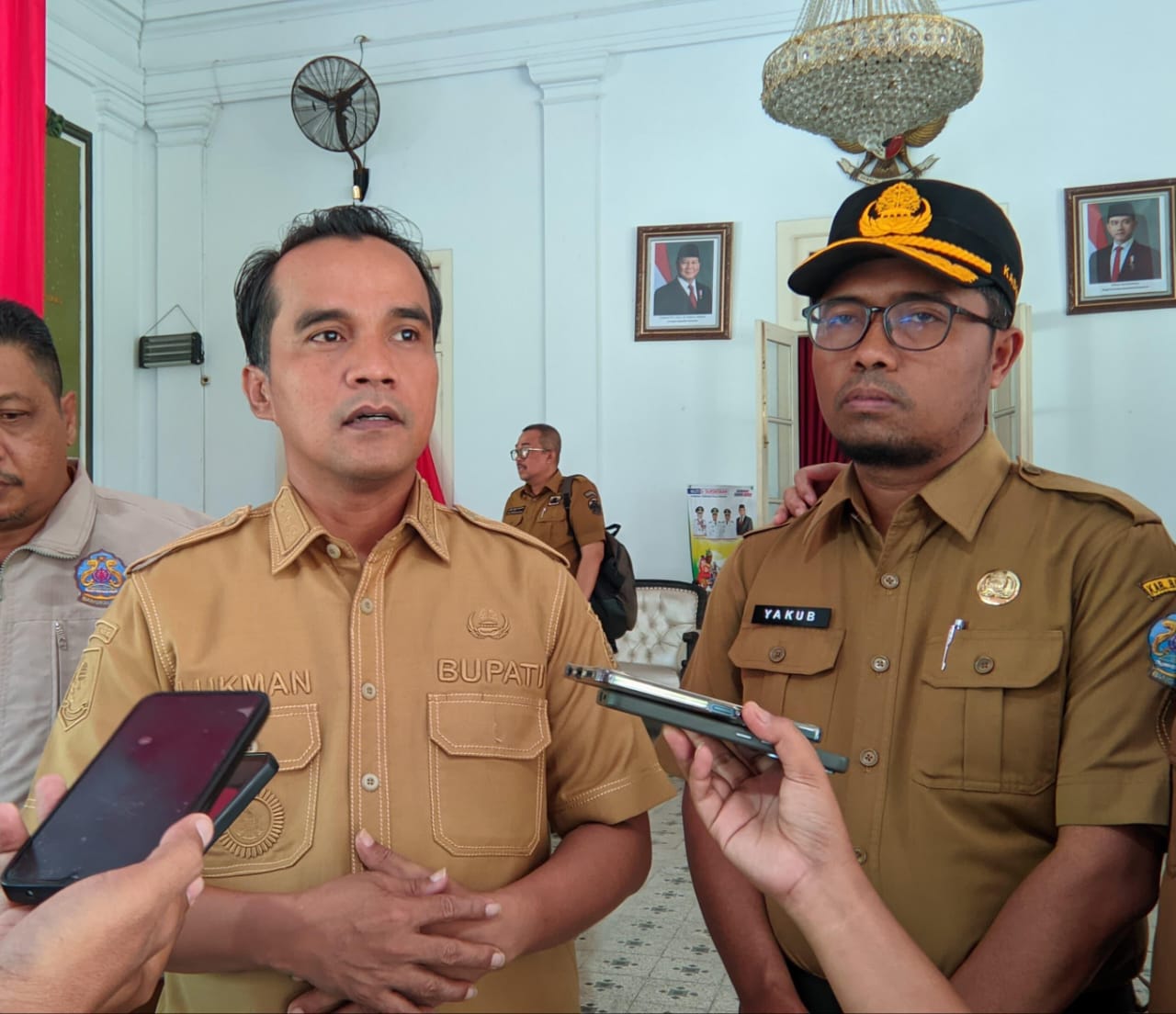 Bupati Bangkalan, Lukman Hakim di dampingi Kepala Dinas Pendidikan Kabupaten Bangkalan, Moh. Ya’kub