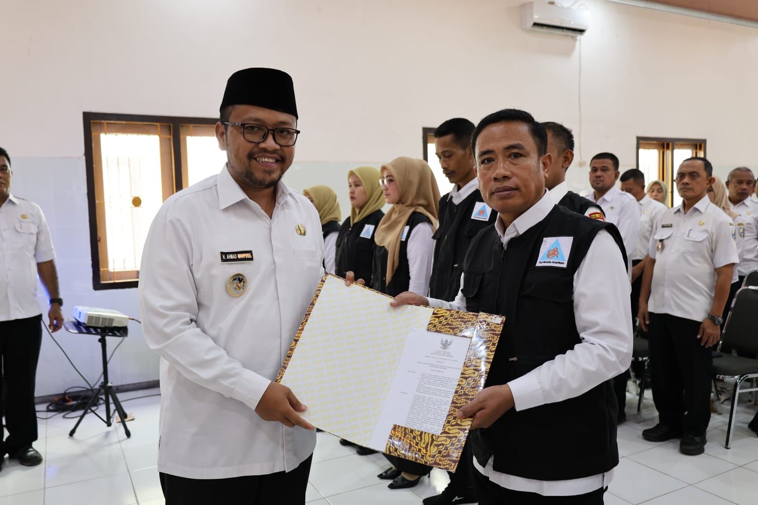 Wakil Bupati Sampang H. Ahmad Mahfudz memberikan pemaparan dalam kegiatan peresmian ULD-PB di Aula Disnaker, Rabu (10/12/2025). (Ist)