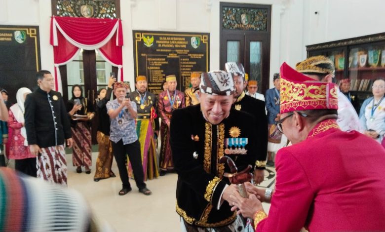 Bupati Sampang H. Slamet Junaidi menerima penobatan gelar kebangsawanan dari Raja Nusantara dalam prosesi adat yang berlangsung khidmat di Pringgitan Trunojoyo, Sampang, Senin (22/12/2025). Prosesi tersebut dihadiri para Raja dan Sultan Nusantara serta menjadi momentum penguatan dukungan pengusulan Pangeran Trunojoyo sebagai Pahlawan Nasional.