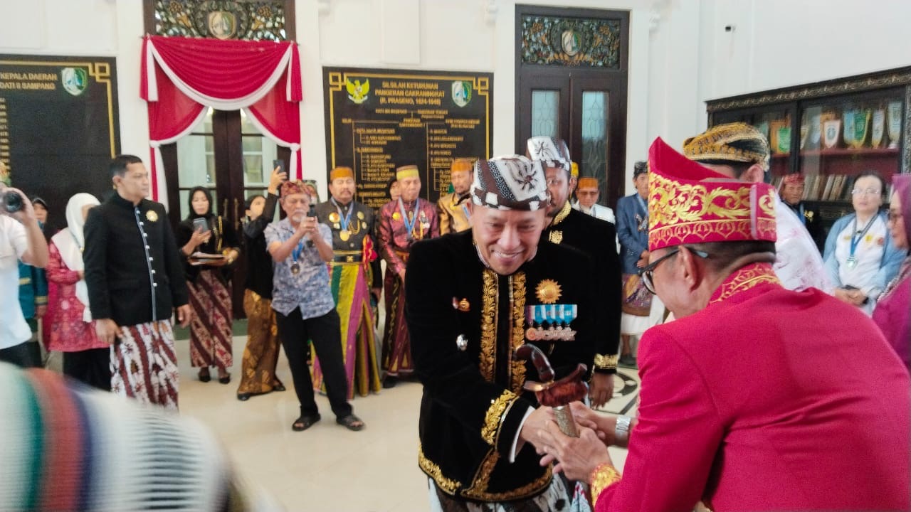 Bupati Sampang H. Slamet Junaidi menerima penobatan gelar kebangsawanan dari Raja Nusantara dalam prosesi adat yang berlangsung khidmat di Pringgitan Trunojoyo, Sampang, Senin (22/12/2025). Prosesi tersebut dihadiri para Raja dan Sultan Nusantara serta menjadi momentum penguatan dukungan pengusulan Pangeran Trunojoyo sebagai Pahlawan Nasional.