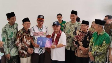 MERIAH: Mentri Pendidikan Dasar dan Menengah Republik Indonesia (Mendikdasmen) saat bersama dengan siswa di Yayasan Pesantren Al-Ittihad Al-Islami, Desa Dharma Camplong, Kecamatan Camplong, Kabupaten Sampang, pada, Selasa (16/12/2025). (Ist)