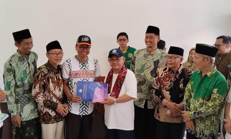 MERIAH: Mentri Pendidikan Dasar dan Menengah Republik Indonesia (Mendikdasmen) saat bersama dengan siswa di Yayasan Pesantren Al-Ittihad Al-Islami, Desa Dharma Camplong, Kecamatan Camplong, Kabupaten Sampang, pada, Selasa (16/12/2025). (Ist)
