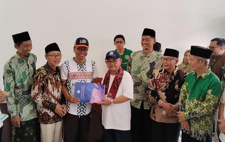 MERIAH: Mentri Pendidikan Dasar dan Menengah Republik Indonesia (Mendikdasmen) saat bersama dengan siswa di Yayasan Pesantren Al-Ittihad Al-Islami, Desa Dharma Camplong, Kecamatan Camplong, Kabupaten Sampang, pada, Selasa (16/12/2025). (Ist)