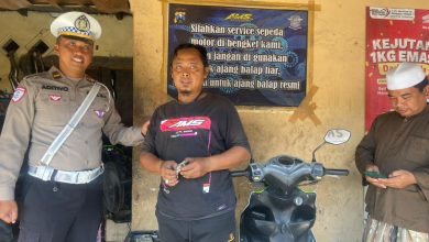 Keterangan foto: Satlantas Polres Bangkalan memberikan imbauan kepada pemilik bengkel agar tidak melayani pemasangan knalpot brong menjelang malam Tahun Baru 2026.