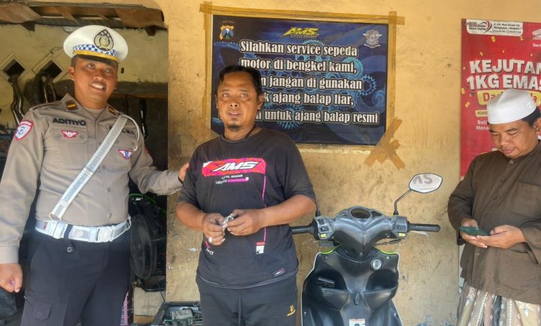 Keterangan foto: Satlantas Polres Bangkalan memberikan imbauan kepada pemilik bengkel agar tidak melayani pemasangan knalpot brong menjelang malam Tahun Baru 2026.