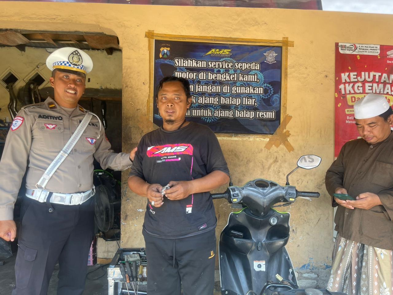 Keterangan foto: Satlantas Polres Bangkalan memberikan imbauan kepada pemilik bengkel agar tidak melayani pemasangan knalpot brong menjelang malam Tahun Baru 2026.