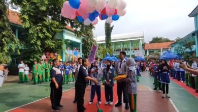 MERIAH – Kepala SMPN 1 Sampang, Teguh Suparyanto, membuka kegiatan class meeting dengan pelepasan balon udara di lapangan basket sekolah, Senin (15/12/2025). Kegiatan ini menjadi ajang pengembangan bakat dan kebersamaan siswa usai pelaksanaan ujian. (Ist)