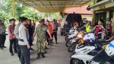 Keterangan foto: Petugas melakukan pengecekan kendaraan dinas dalam rangka pengamanan Natal 2025 dan Tahun Baru 2026.