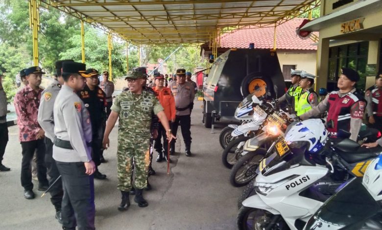 Keterangan foto: Petugas melakukan pengecekan kendaraan dinas dalam rangka pengamanan Natal 2025 dan Tahun Baru 2026.