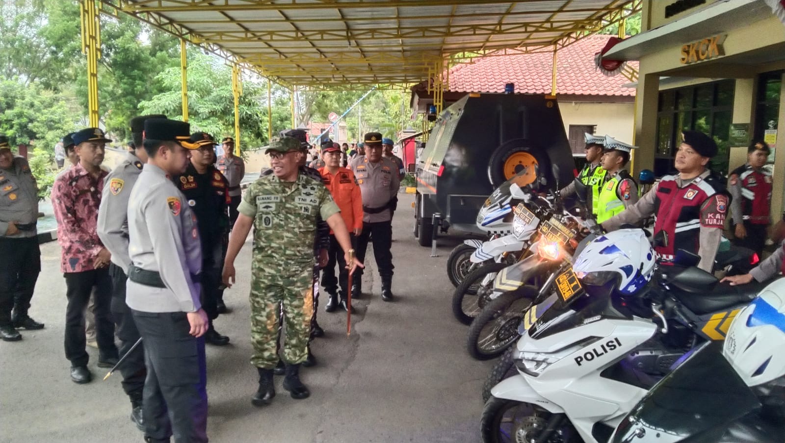 Keterangan foto: Petugas melakukan pengecekan kendaraan dinas dalam rangka pengamanan Natal 2025 dan Tahun Baru 2026.