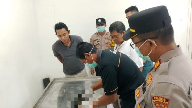 Polisi bersama tim medis melakukan pemeriksaan dan uji laboratorium forensik terhadap temuan janin di Desa Dumajah, Kecamatan Tanah Merah, Kabupaten Bangkalan.