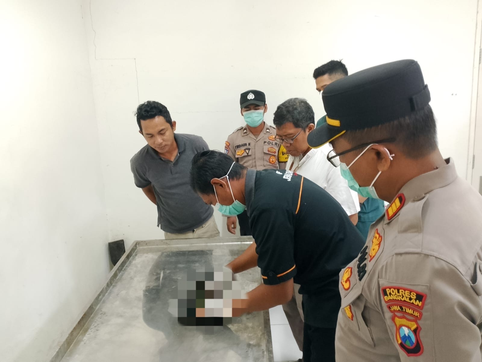 Polisi bersama tim medis melakukan pemeriksaan dan uji laboratorium forensik terhadap temuan janin di Desa Dumajah, Kecamatan Tanah Merah, Kabupaten Bangkalan.
