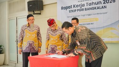 Ketua STKIP PGRI Bangkalan, Fajar Hidayatullah, M.Pd saat menandatangani Pengesahan program buat diusulkan ke YPLP PT PGRI Bangkalan