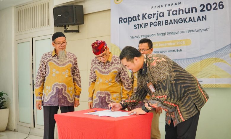 Ketua STKIP PGRI Bangkalan, Fajar Hidayatullah, M.Pd saat menandatangani Pengesahan program buat diusulkan ke YPLP PT PGRI Bangkalan