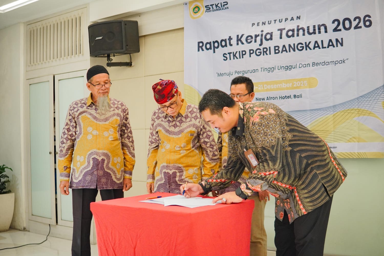 Ketua STKIP PGRI Bangkalan, Fajar Hidayatullah, M.Pd saat menandatangani Pengesahan program buat diusulkan ke YPLP PT PGRI Bangkalan