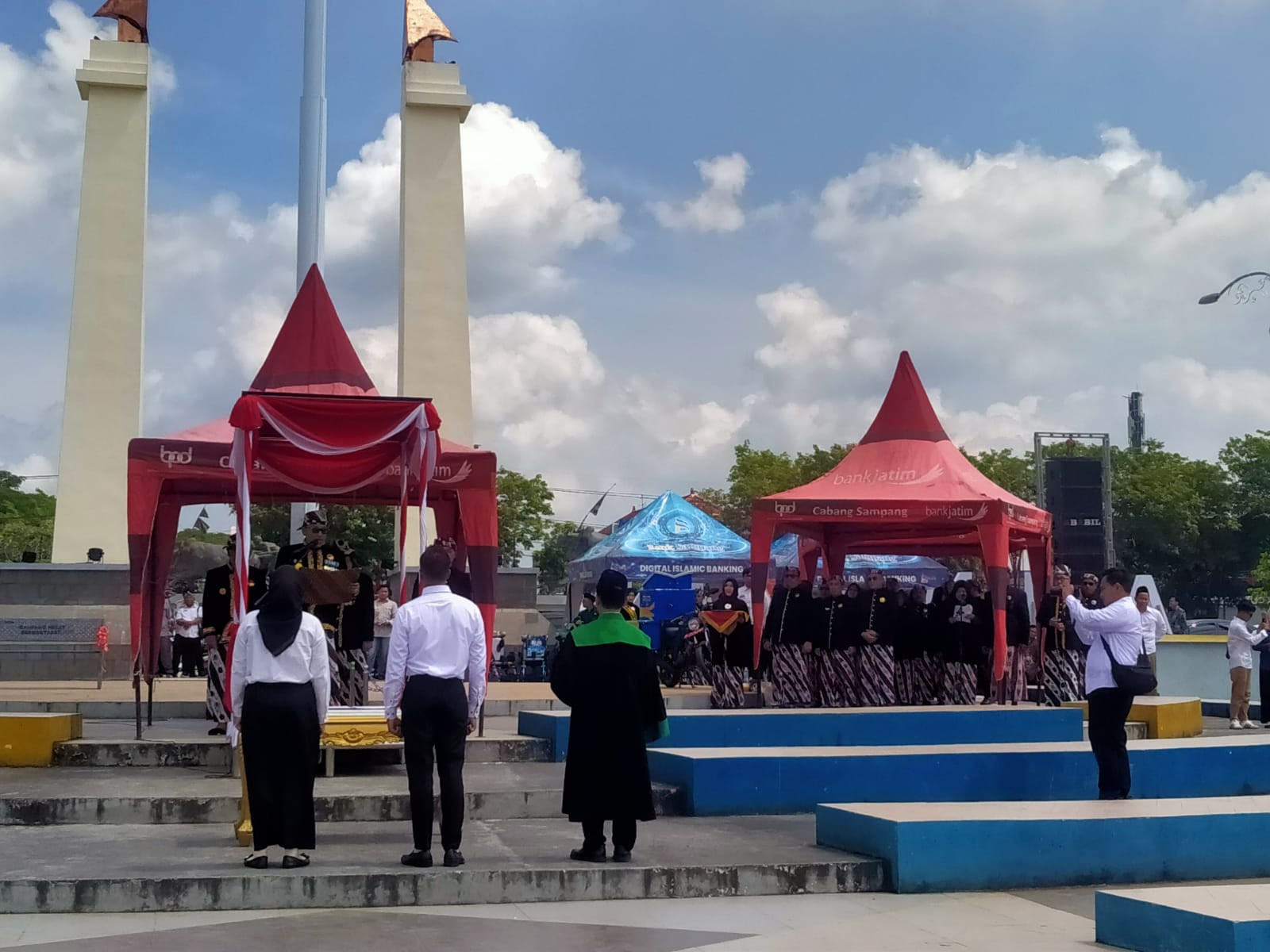 Prosesi Penyerahan Surat Keputusan (SK) Pengangkatan PPPK Paruh Waktu yang digelar di Alun-alun Trunojoyo Sampang