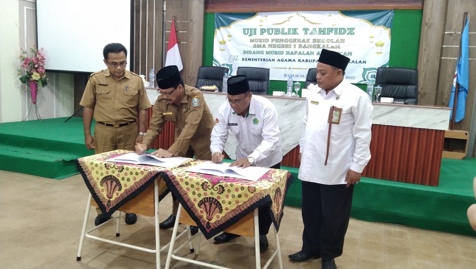 Keterangan foto: Kepala SMAN 1 Bangkalan dan Kementerian Agama menandatangani kerjasama program uji publik tahfid Al-Qur'an