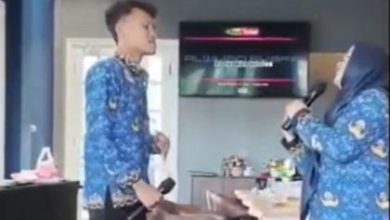 Sejumlah guru SD di Bangkalan tampak bernyanyi dalam sebuah acara perpisahan dengan mengenakan seragam ASN. Video kegiatan di luar jam kerja itu beredar luas dan mendapat sorotan publik.