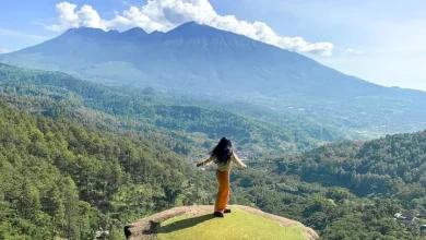 Menghirup udara bersih di bawah langit Malang—panorama hijau dan pegunungan jadi saksi kota dengan kualitas udara terbersih nasional.