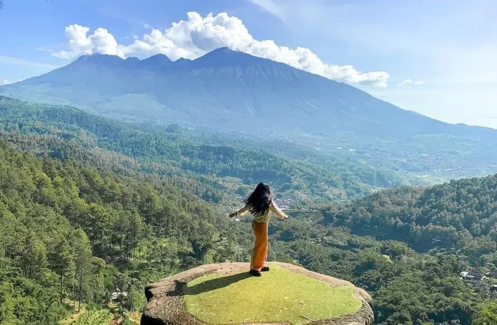 Menghirup udara bersih di bawah langit Malang—panorama hijau dan pegunungan jadi saksi kota dengan kualitas udara terbersih nasional.