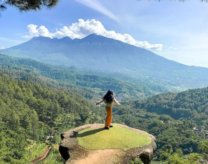 Menghirup udara bersih di bawah langit Malang—panorama hijau dan pegunungan jadi saksi kota dengan kualitas udara terbersih nasional.