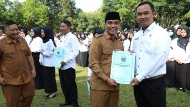 Bupati Bangkalan Lukman Hakim menyerahkan Surat Keputusan (SK) kepada Pegawai Pemerintah dengan Perjanjian Kerja (PPPK) Paruh Waktu di Kabupaten Bangkalan. Penyerahan SK dilakukan secara bertahap kepada 5.511 PPPK sebagai bentuk kepastian status kepegawaian dan penguatan pelayanan publik, Senin (29/12/2025).