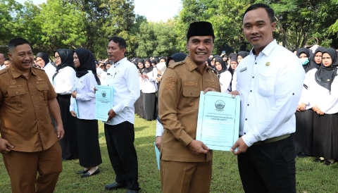 Bupati Bangkalan Lukman Hakim menyerahkan Surat Keputusan (SK) kepada Pegawai Pemerintah dengan Perjanjian Kerja (PPPK) Paruh Waktu di Kabupaten Bangkalan. Penyerahan SK dilakukan secara bertahap kepada 5.511 PPPK sebagai bentuk kepastian status kepegawaian dan penguatan pelayanan publik, Senin (29/12/2025).