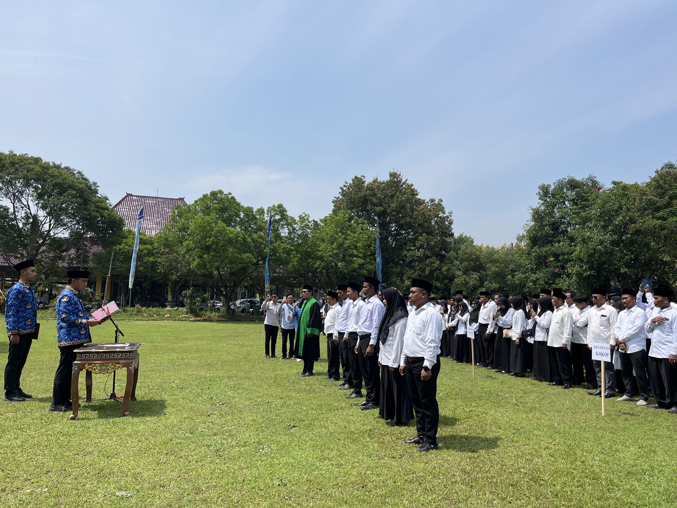 Bupati Bangkalan Lukman Hakim mengukuhkan 1.637 anggota BPD di halaman Kantor Pemkab Bangkalan, Senin (1/10/2025).