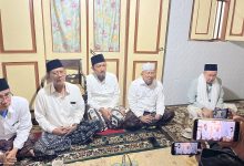 Para kiai NU se-Madura Raya khusyuk mengikuti munajat dan musyawarah di rumah peninggalan Syaikhona Kholil, Bangkalan.