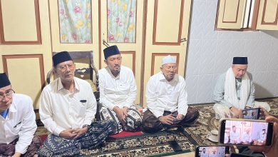 Para kiai NU se-Madura Raya khusyuk mengikuti munajat dan musyawarah di rumah peninggalan Syaikhona Kholil, Bangkalan.