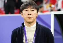 Shin Tae-yong saat berada di area teknis dalam sebuah pertandingan.