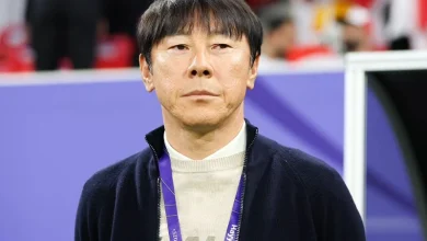 Shin Tae-yong saat berada di area teknis dalam sebuah pertandingan.