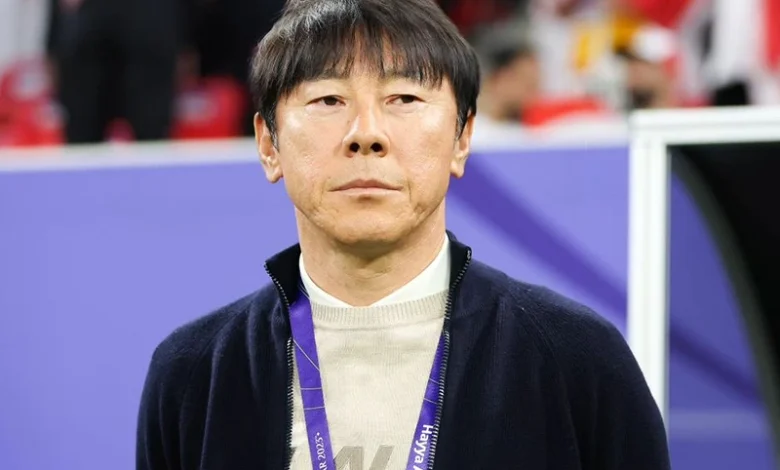 Shin Tae-yong saat berada di area teknis dalam sebuah pertandingan.