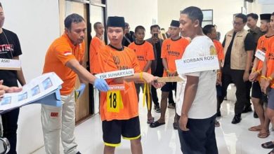Rekonstruksi kasus tawuran maut di Pamekasan digelar di halaman Satreskrim Polres Pamekasan, Kamis (18/12/2025). Sejumlah tersangka memperagakan adegan kekerasan sesuai peran masing-masing di bawah pengawasan ketat penyidik untuk mengungkap kronologi peristiwa yang menewaskan dua orang di depan Masjid Agung Asy-Syuhada.