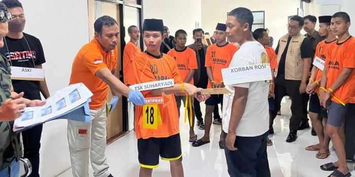 Rekonstruksi kasus tawuran maut di Pamekasan digelar di halaman Satreskrim Polres Pamekasan, Kamis (18/12/2025). Sejumlah tersangka memperagakan adegan kekerasan sesuai peran masing-masing di bawah pengawasan ketat penyidik untuk mengungkap kronologi peristiwa yang menewaskan dua orang di depan Masjid Agung Asy-Syuhada.