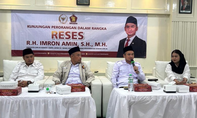 R.H. Imron Amin, SH, MH, anggota Komisi I DPR RI saat memberikan pemaparan atas keluhan masyarakat.