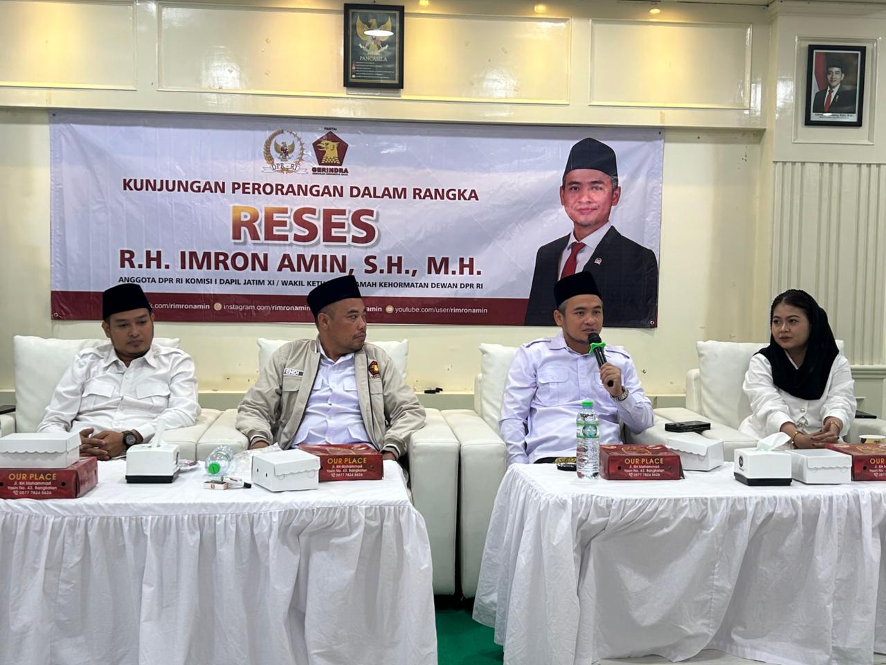 R.H. Imron Amin, SH, MH, anggota Komisi I DPR RI saat memberikan pemaparan atas keluhan masyarakat.