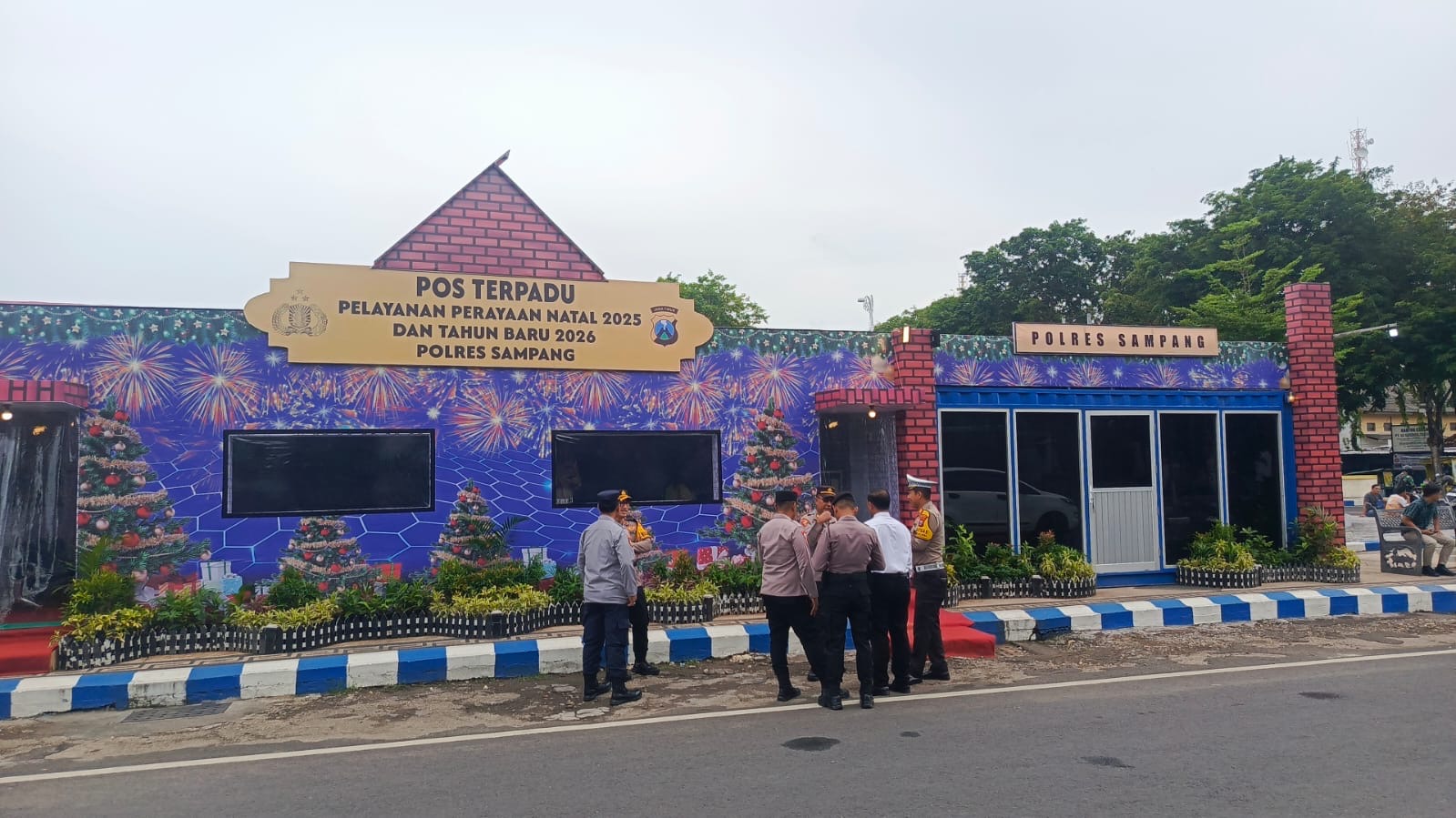 Keterangan Foto:
Petugas Polres Sampang bersiaga di Pos Terpadu Pelayanan Natal 2025 dan Tahun Baru 2026 untuk mengamankan arus lalu lintas serta aktivitas masyarakat pada malam pergantian tahun di Kabupaten Sampang.